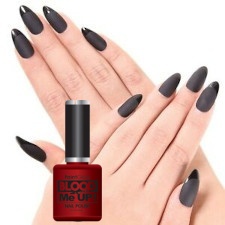 Falsche Nägel und Nagellack