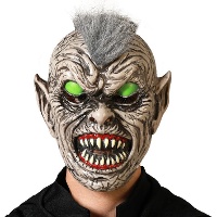 Maske mit grünen Augen