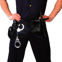 Polizeigürtel mit Pistole, Handschellen, Tasche und Schlagstock.