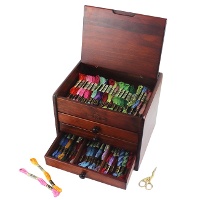 Holzmöbel mit 120 Strähnen Mouliné-Garn - DMC