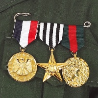 Sicherheitsnadel mit 3 Militärmedaillen