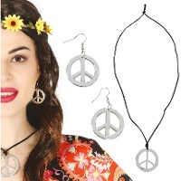 Versilberte Hippie-Halskette und Ohrringe im Set.