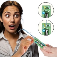 Witziges Kaugummipäckchen, das Wasser spritzt