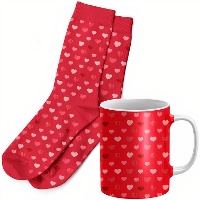 Geschenkset: Tasse und Socken mit Herzmotiv