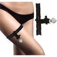 Schwarzes Strumpfband mit herzförmiger Klammer