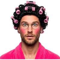 Schwarze Perücke mit Lockenwicklern und Haarnetz